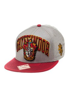 GORRA GRIS Y GRANATE LETRAS GRYFFINDOR HARRY POTTER