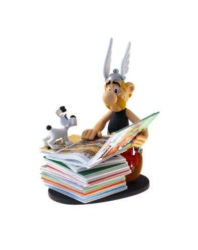 ASTERIX LOOKING STACK OF COMICS ASTERIX COLLECTOYS STATUE