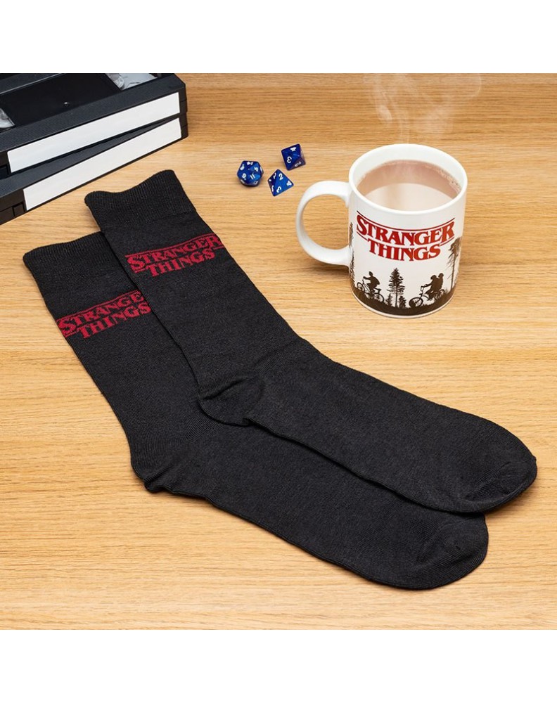 SET TAZA Y CALCETINES PALADONE STRANGER THINGS LOGO Vista 2